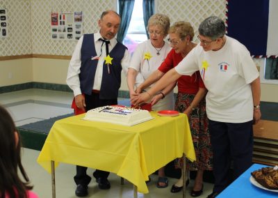 Société des Acadiens de Tor Bay - Coupe du gâteau de l'exécutif de la SARTB lors de la cérémonie d'ouverture.